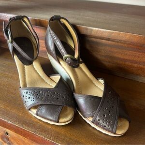 NWOT Frye Wanda Leather/Suede Wedge Ankle Strap Sandals: Size 8.5